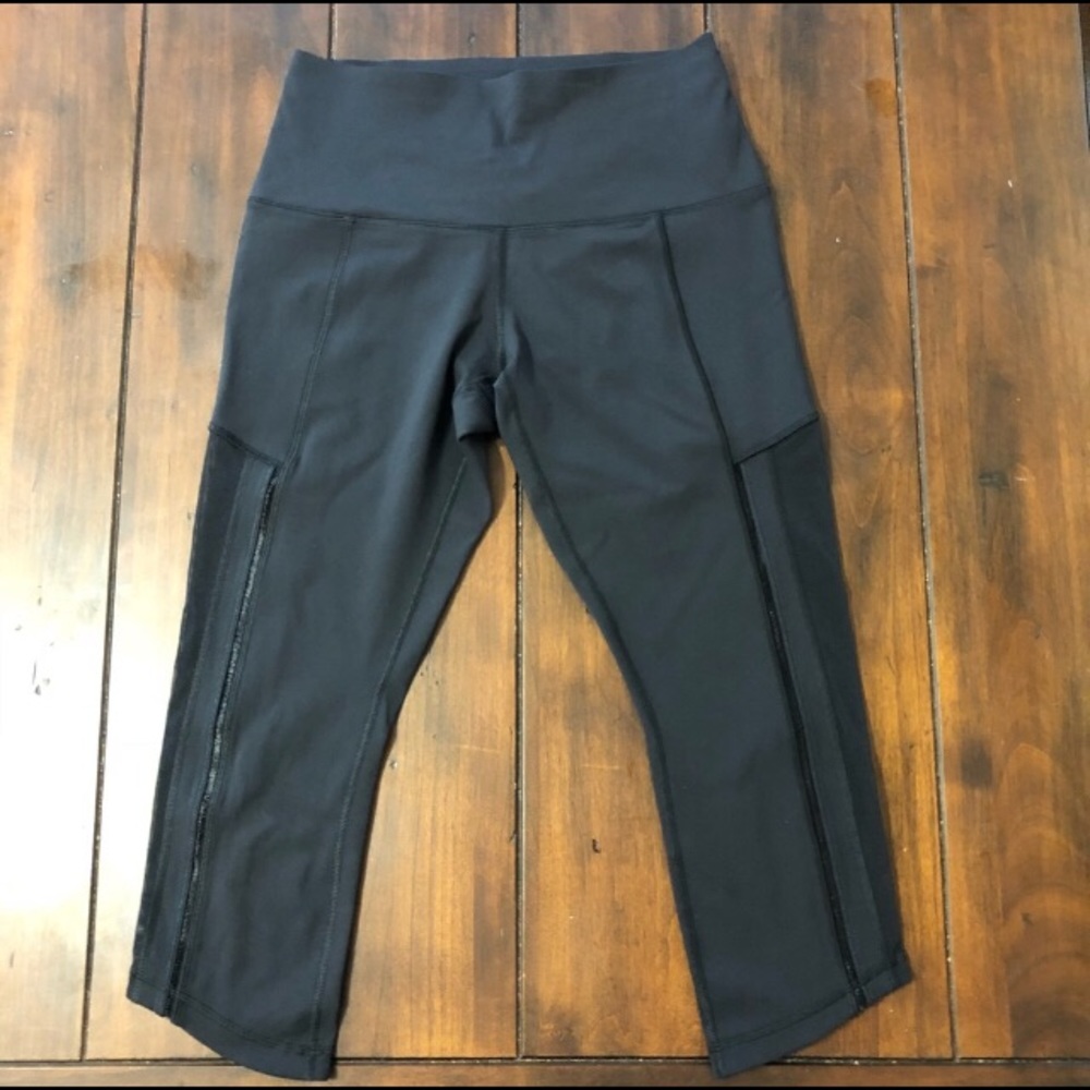 Lululemon Hot to Crop Black Mesh 8